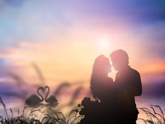 ممثلة لبنانية تحتفل بعيد زواجها الـ26