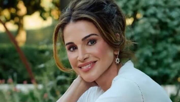 Queen Rania styles granddaughter's hair