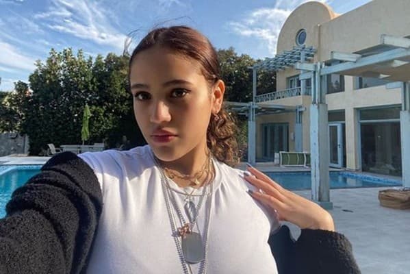 Jana humorously imitates Amr Diab at home