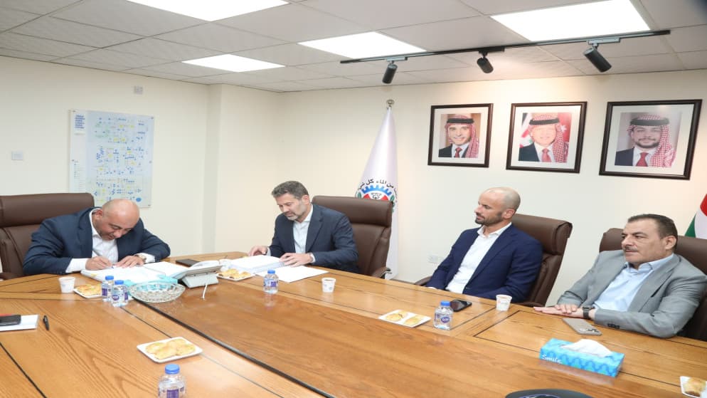 المياه توقع عقدا لتوليد الكهرباء من الغاز الحيوي