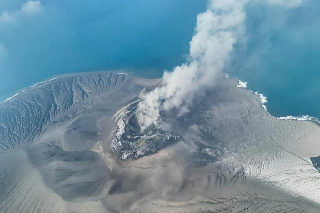 Seven Indonesian airports remain closed over Anak Krakatoa