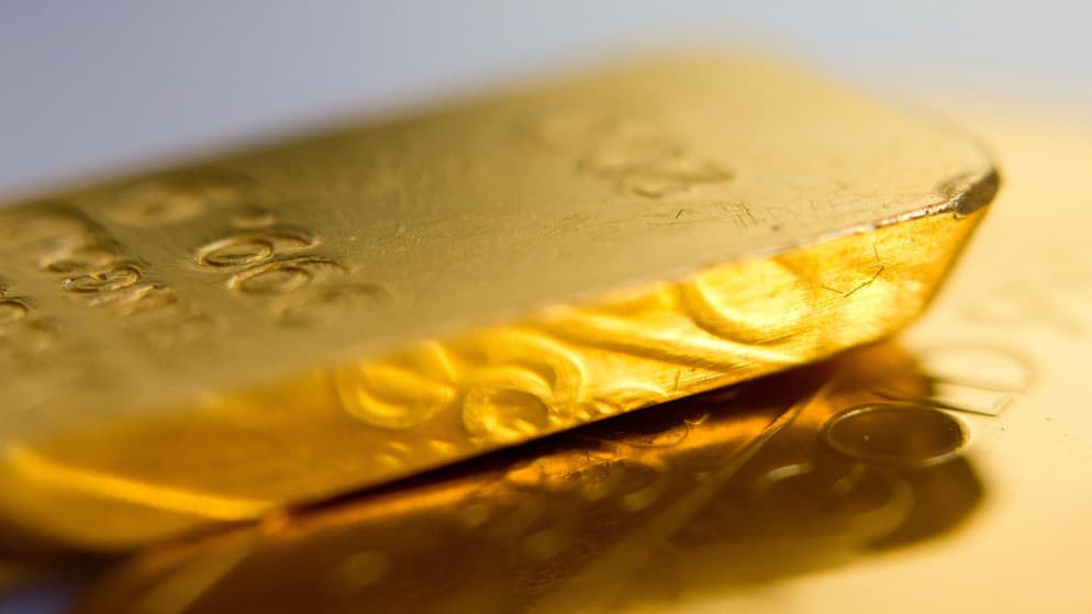 Gold stays steady before U.S. jobs report