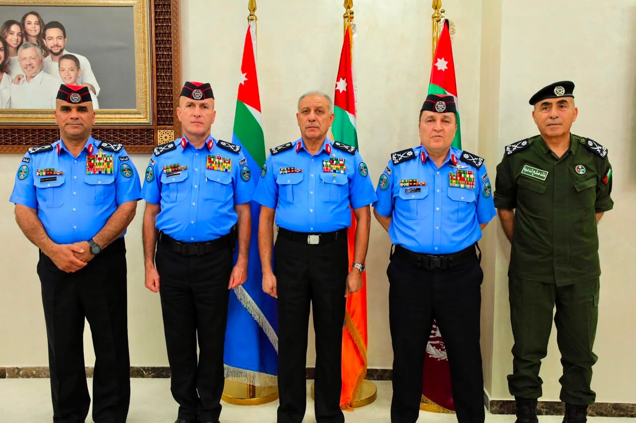 Royal Decree Advances and Retires Officers