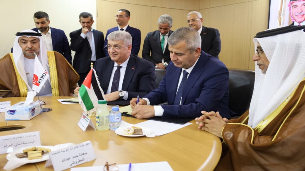 وزير الطاقة يوقع عقود خطوط الغاز للموقر والروضة