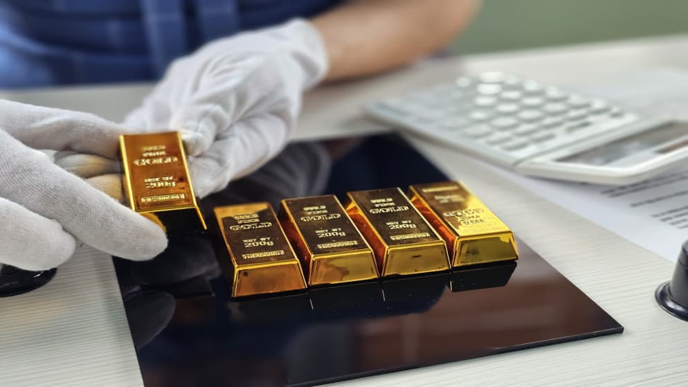 Gold reaches one-month high amid falling oil and dollar