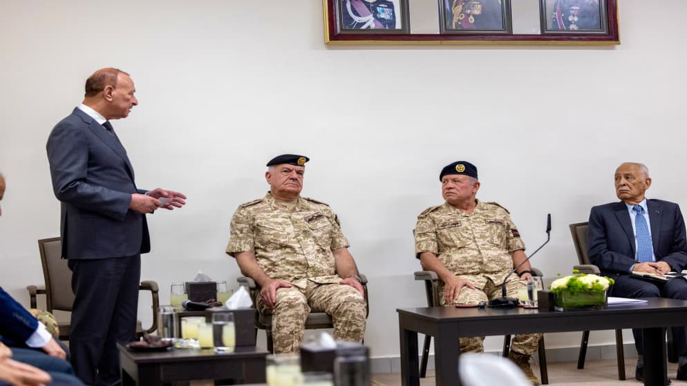 الملك يلتقي بحشد من رفاق السلاح