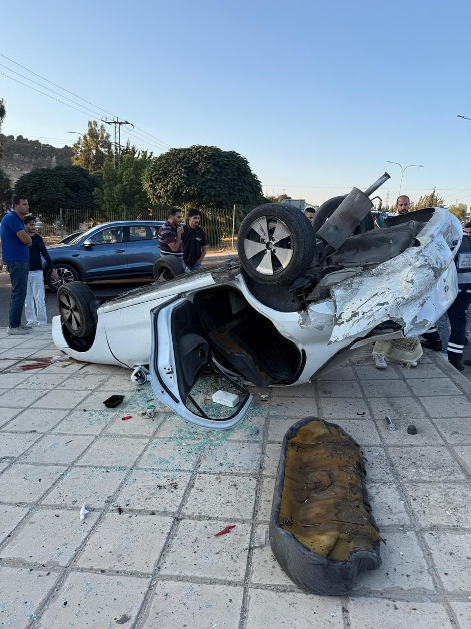 حادث على طريق المطار يسبب انقلاب سيارة