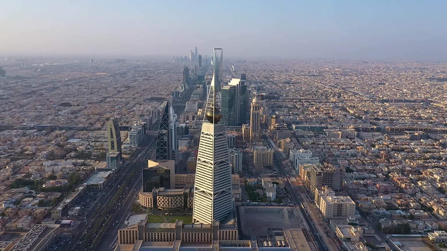 الحوثيون يهاجمون ثلاث مدن سعودية بالصواريخ والطائرات المسيرة