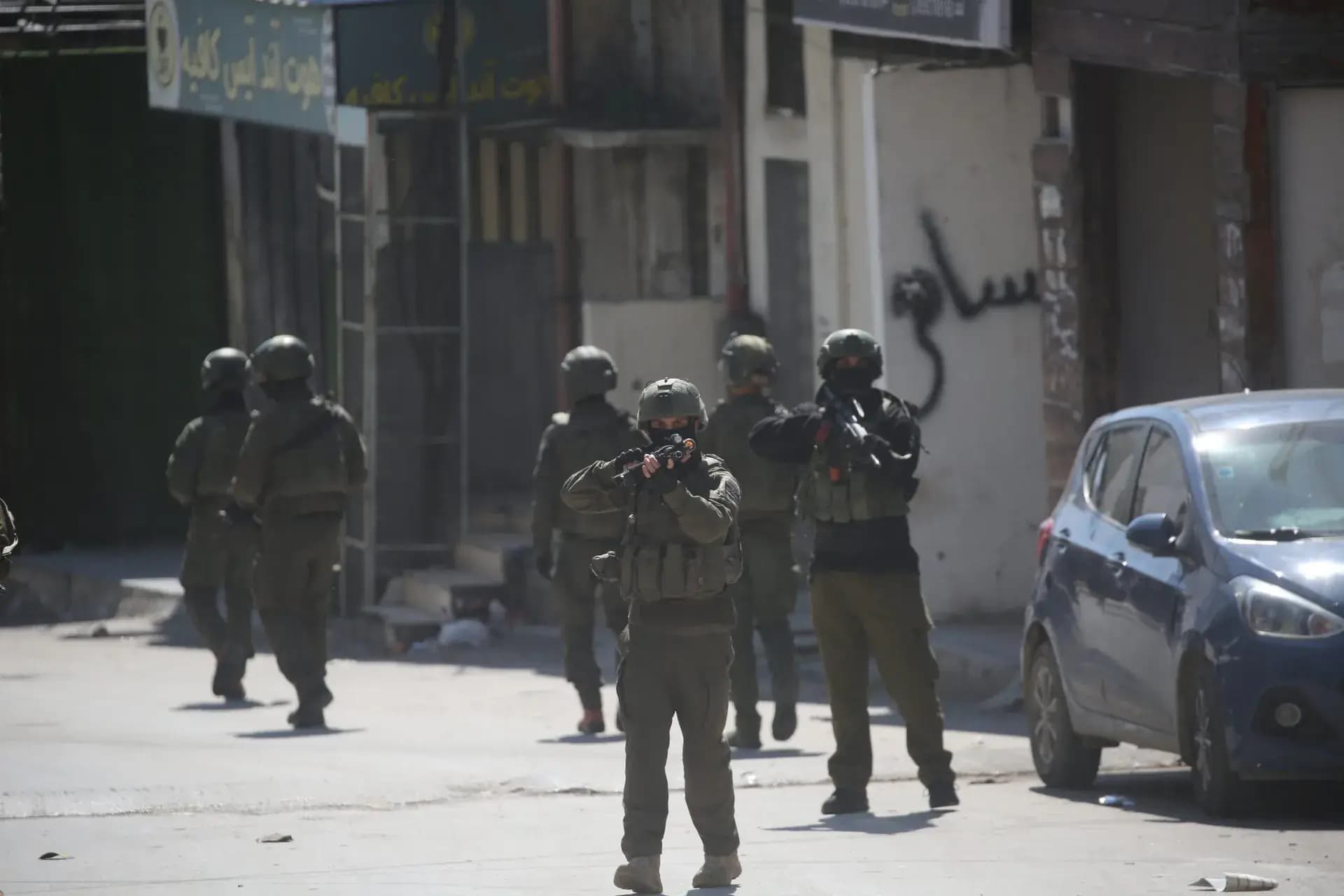 الاحتلال يعتقل فلسطيني بزعم التسلل لمستوطنات