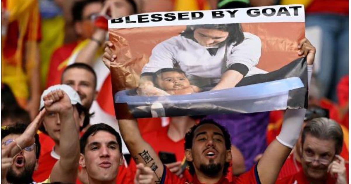 Messi and Yamal Face to Face in Historic Encounter Reminding Fans of Iconic Photo