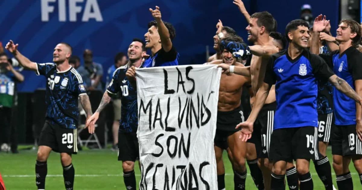 Argentina players violate FIFA rules by displaying political sign during match