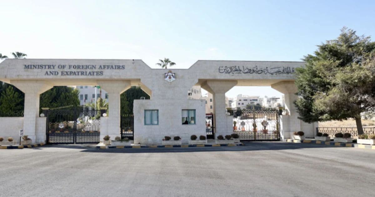 وزير الخارجية يلتقي بالمواطنتين جراء هجوم الحوثي على الرياض