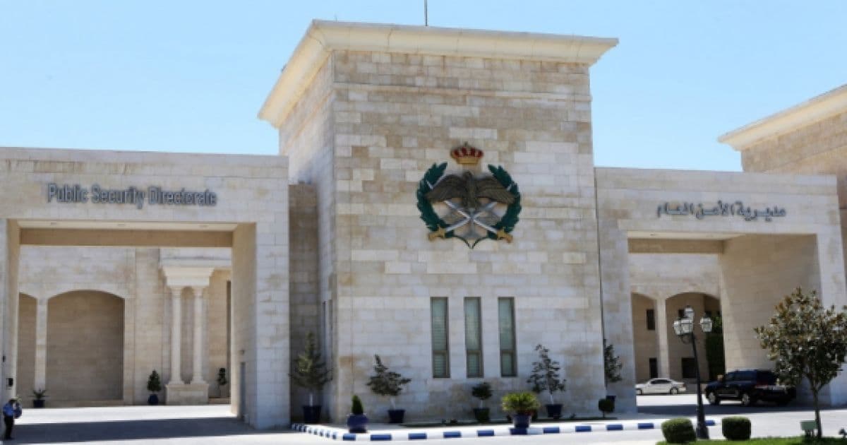 Authorities pursue owner of blockaded market stall