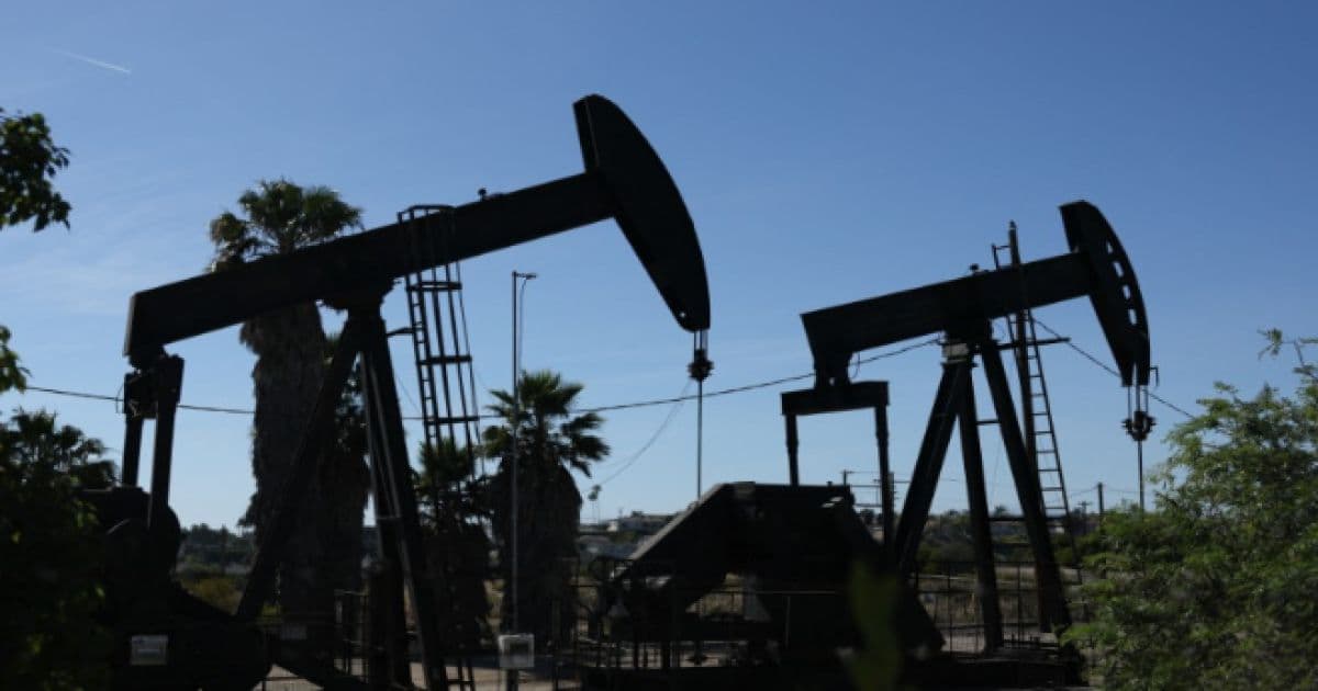 Oil rises over $3 after Hormuz attacks
