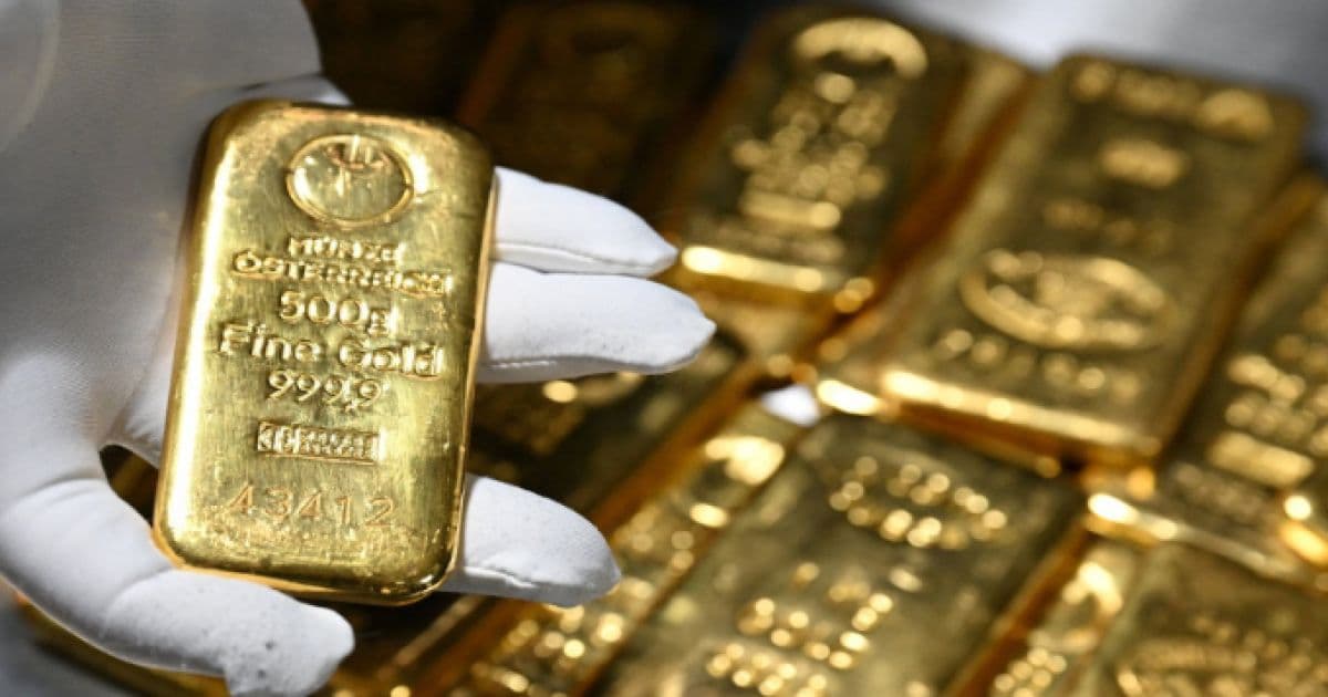 Gold dips after 7-week high amid US inflation data