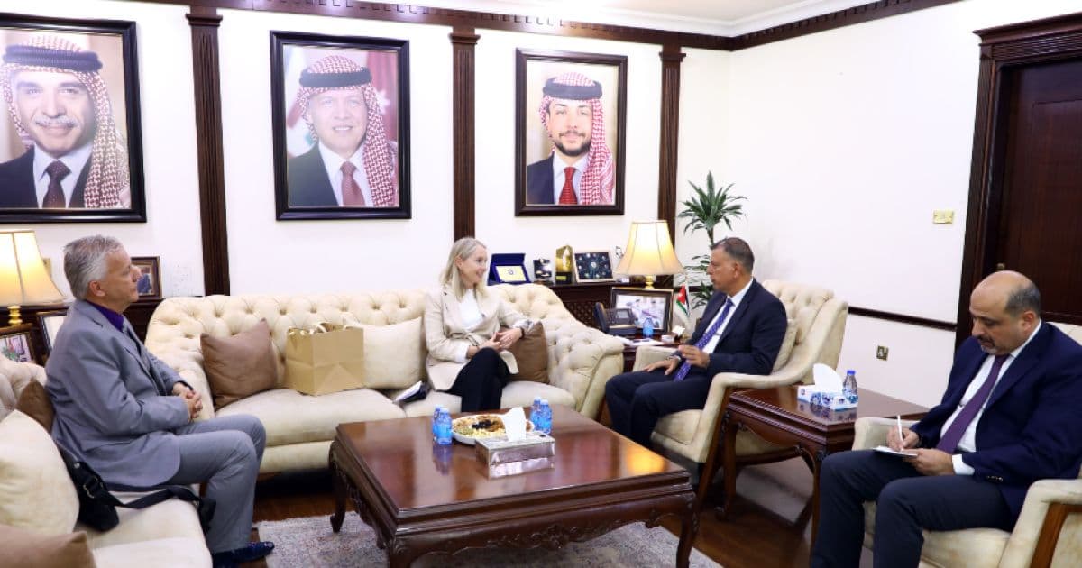 وزير الداخلية يبحث مع السفيرة الهولندية تعزيز التعاون الأمني وتطوير العلاقات الثنائية