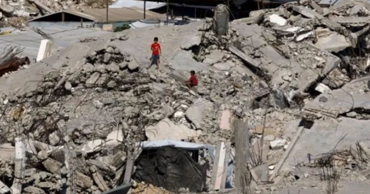 مقتل 8 وفقدان نحو 60 في انهيار مبنى بغزة