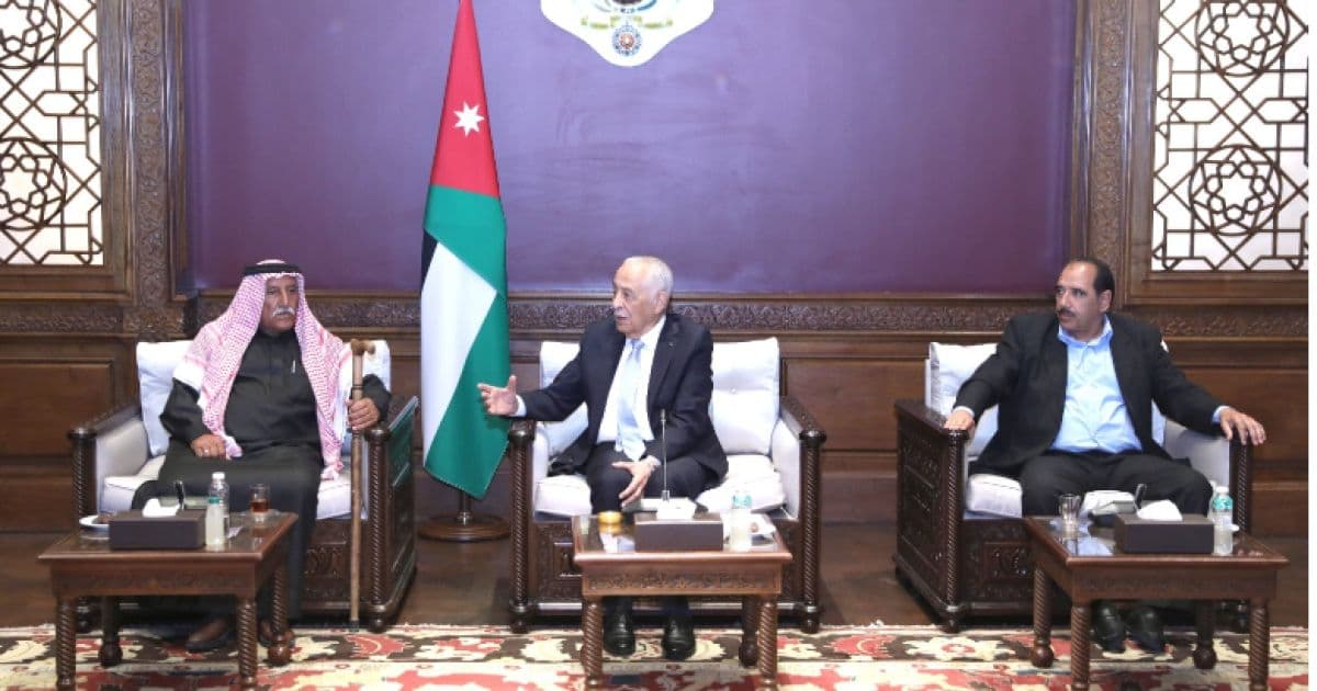 رئيس الديوان يلتقي وفد العزي من البادية