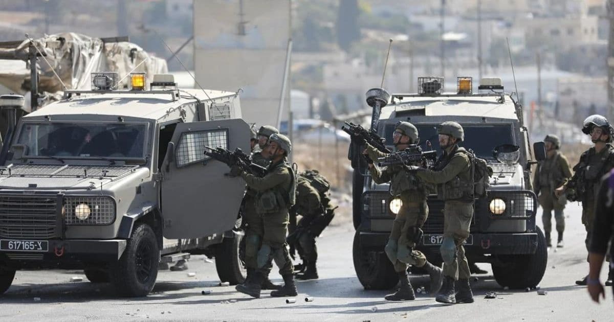Occupation detains 14 Palestinians including woman