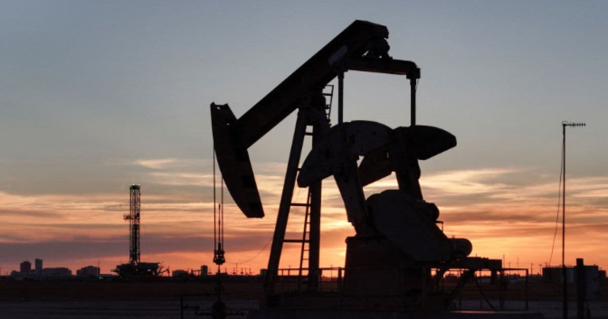 Oil falls 2% on Iran and Oman talks