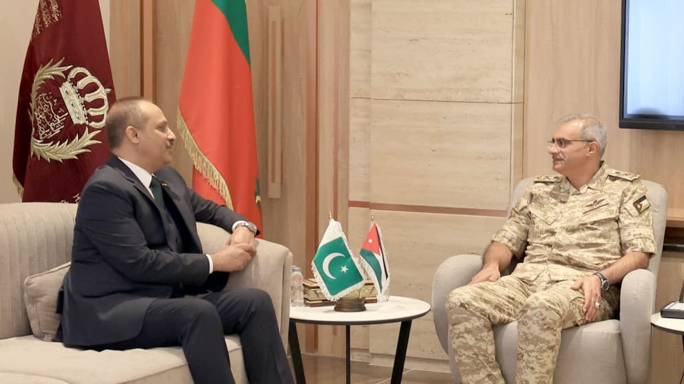 رئيس الأركان يناقش التعاون مع السفير الباكستاني