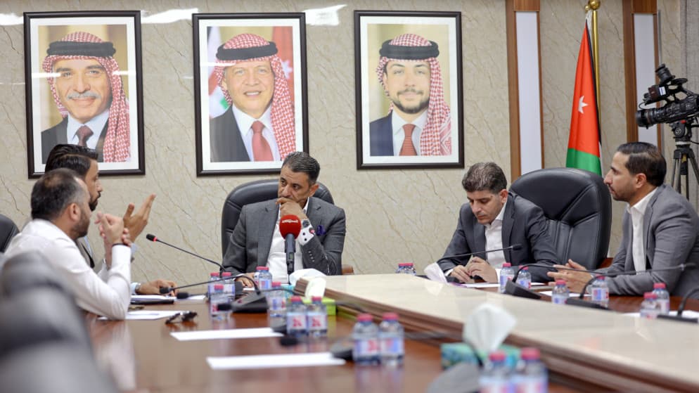 اللجنة الاقتصادية تناقش رسوم مواقف موظفي المجمع