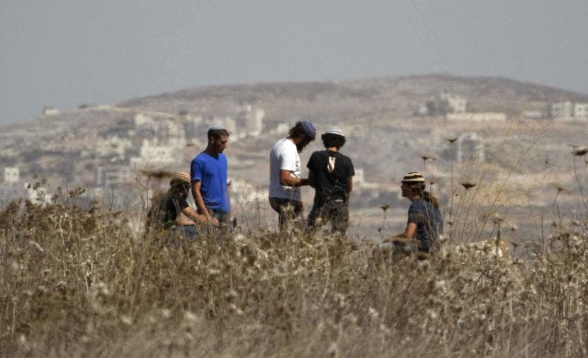 إصابة 3 شبان بهجوم مستوطنين شرق رام الله