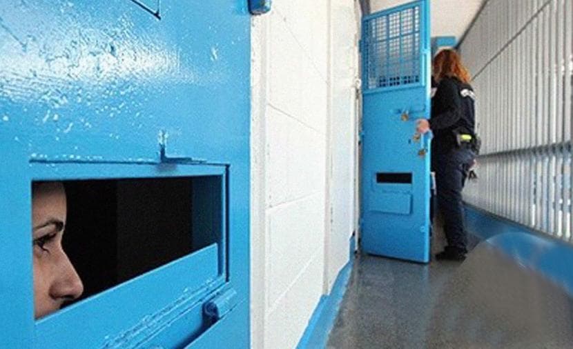 94 أسيرة تواجه ظروف صعبة في السجون
