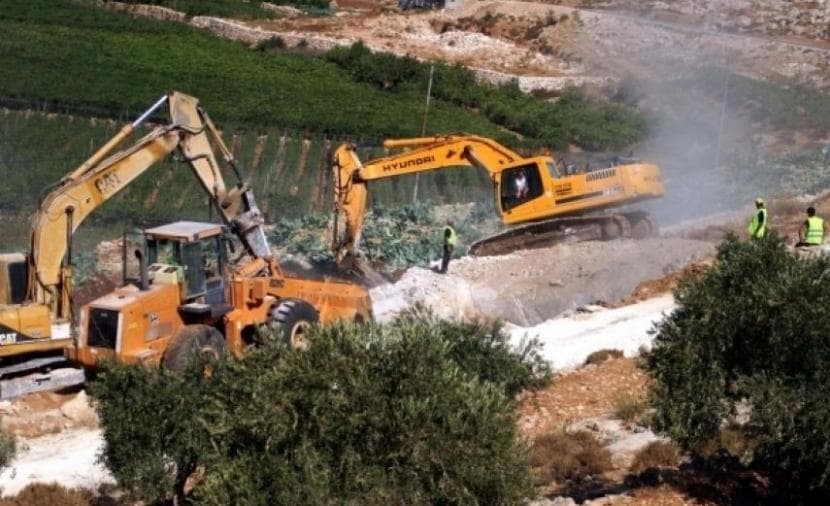 الاحتلال يجرف 250 دونمًا ويهدد منازل في جنين