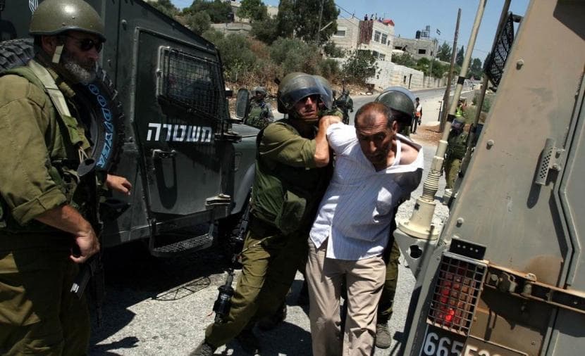 الاحتلال يعتقل 12 فلسطينيًا في الضفة