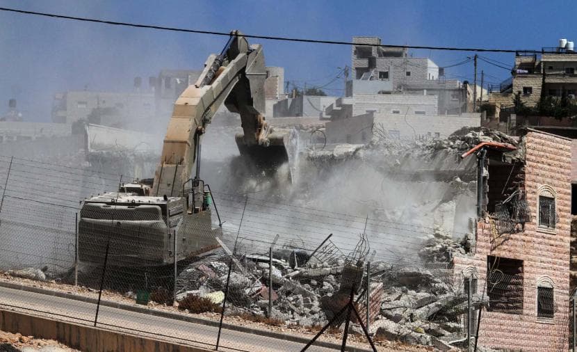 الاحتلال يهدد ويدمر منازل في القدس