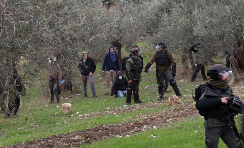 Six injured in Ramallah-area settler attack