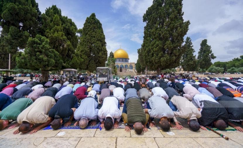 Al-Aqsa hosts 60,000 worshippers on Friday