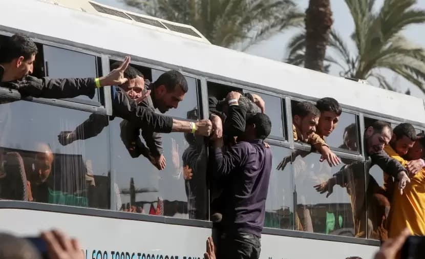 إطلاق سراح خمسة أسرى من سجون الاحتلال