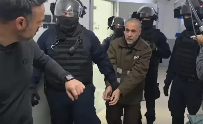 الطبيب أبو صفية يطلب من محامه استخدام جميع الوسائل لإخراجه من العزل