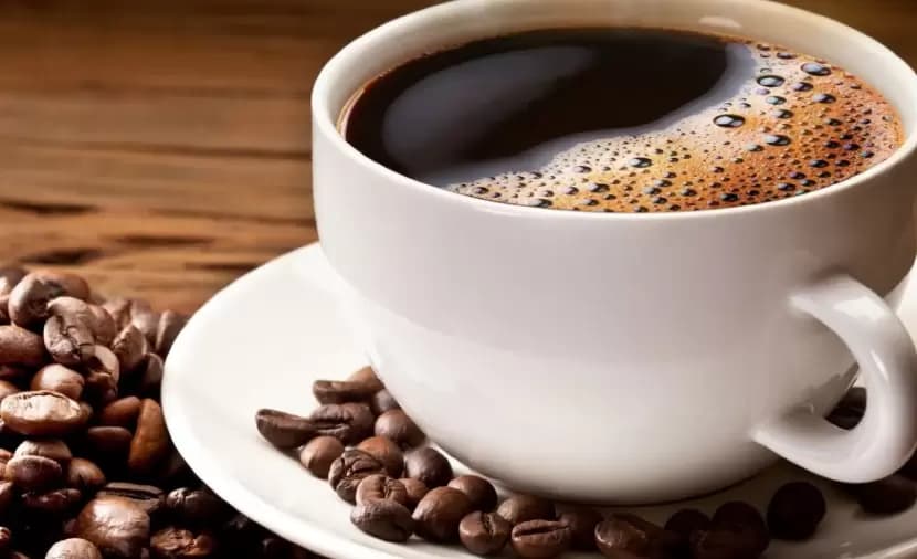 دراسة تربط الإفراط في القهوة بانخفاض كثافة العظام عند النساء