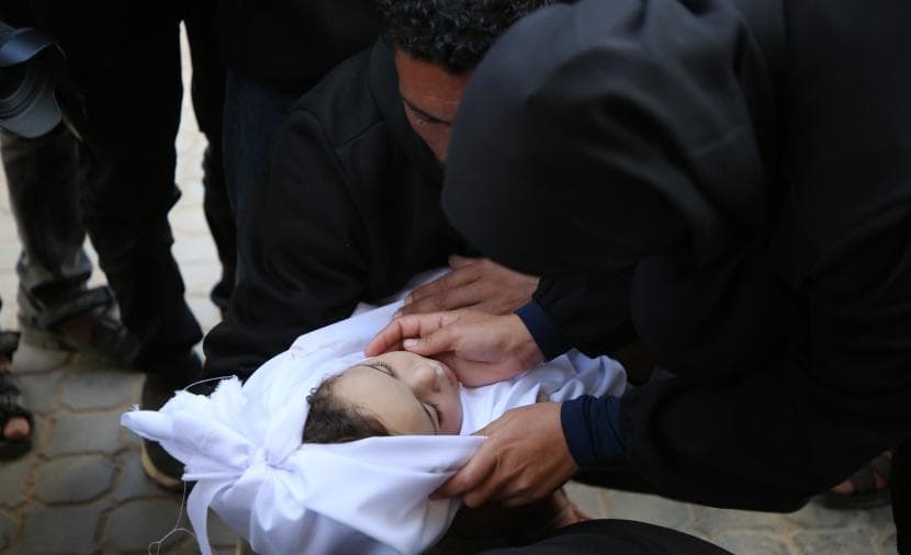 طفلة ومواطنة تستشهد في غارات واشتباكات غزة