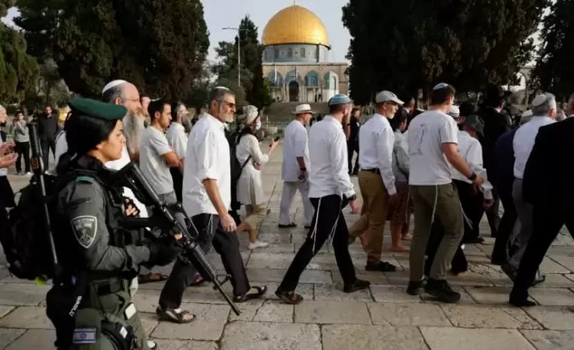 Hamas: Resistance responds to Al-Aqsa desecration
