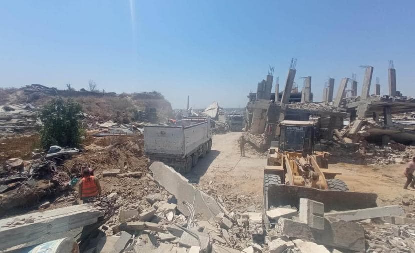بلدية المغراقة تواصل إزالة الركام