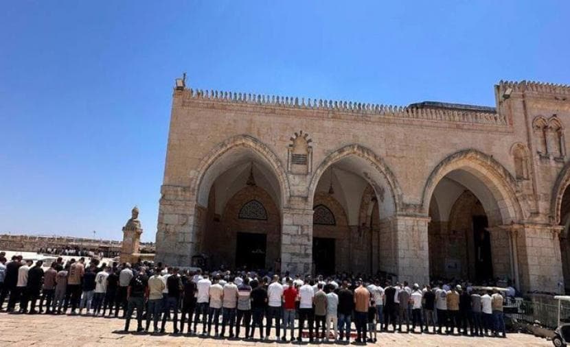 Thousands pray at Al-Aqsa courtyards