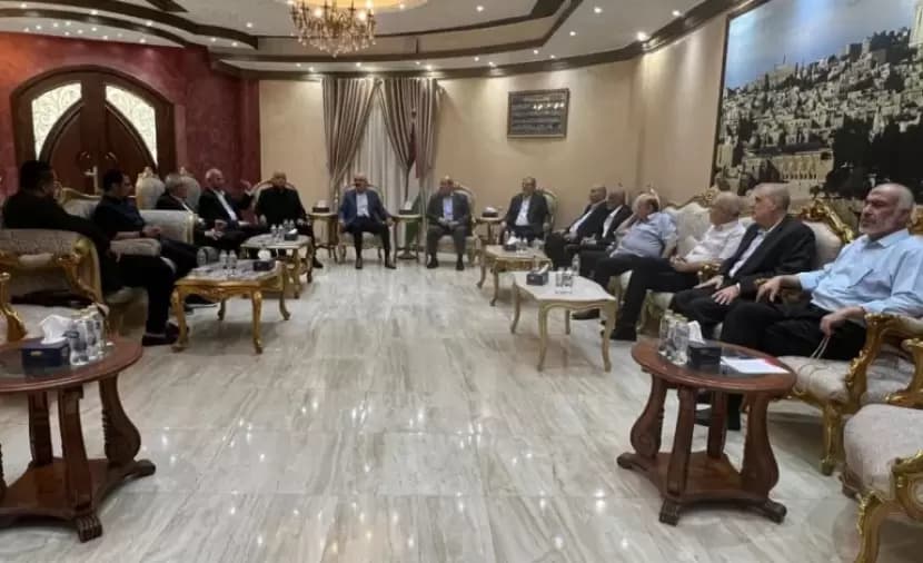 تسوية لموظفي غزة وإدارة السلاح