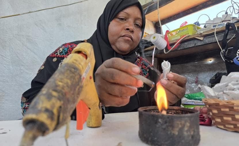 شرين نصار تصنع فرحا في خيمة النزوح