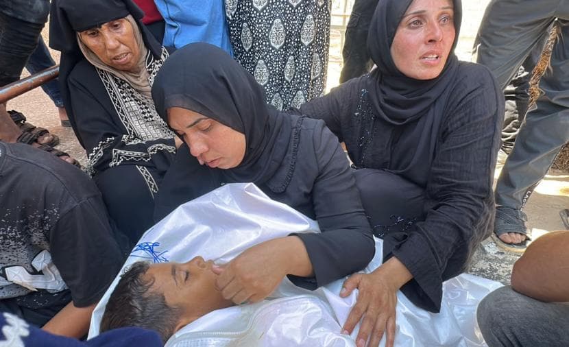 رصاصة إسرائيلية في قلب الطفل معتز تقتل حياته وتوفيه مع والده وشقيقه