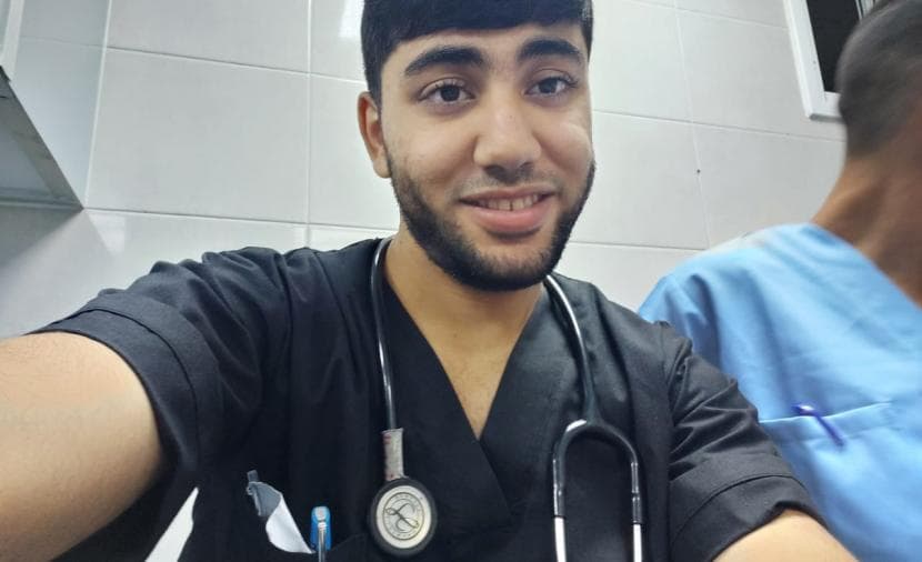 طالب امتياز صنعته الحرب أنقذ 120 مصابًا في ليلة واحدة بين مدرجات الطب وغرف الطوارئ