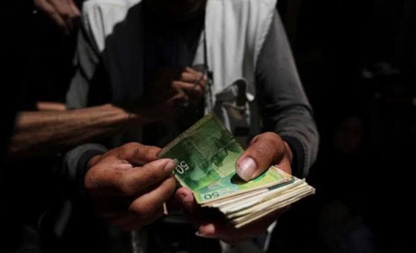 تغيرات في مالية غزة مع ارتفاع الودائع وتدهور القدرة الشرائية