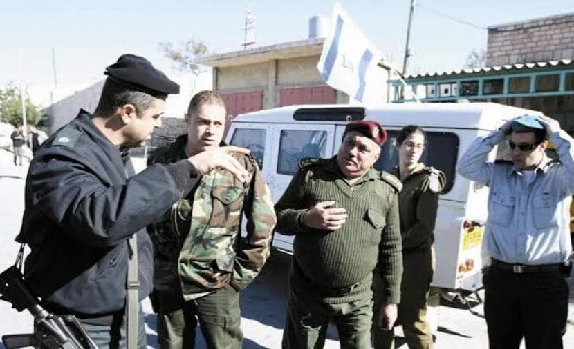 السلطة تسلم مستوطنًا مسلحًا للاحتلال غرب رام الله