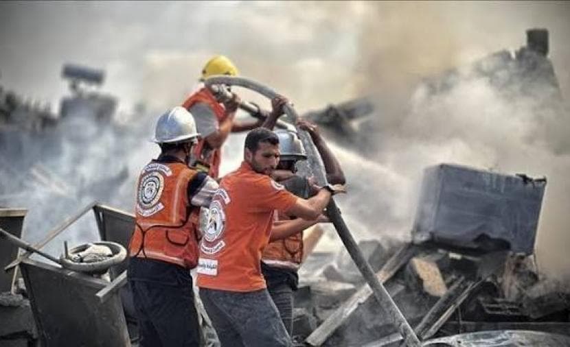رجال الدفاع المدني يواجهون المخاطر في زمن الحرب