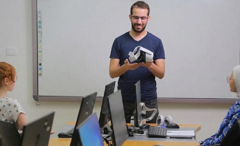مركز الواقع الافتراضي يطور جيل التقانة بغزة