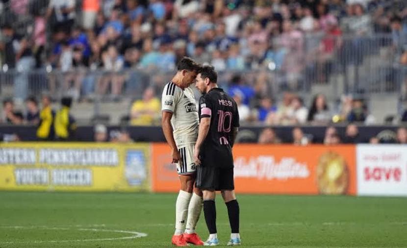 غرامة لميسي بسبب صفعة لاعب منافس