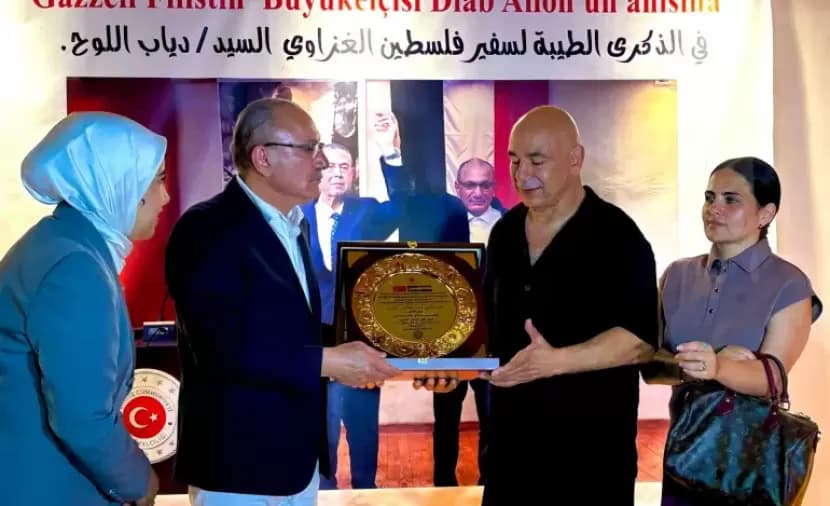 السفير التركي يكرم حسام حسن لدعمه فلسطين